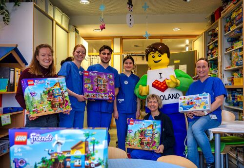 Beim Besuch des Kinderklinikums in Ulm hat das Team vom LEGOLAND Deutschland und dem PEPPA PIG Park auch LEGO Spenden für die Station mitgebracht.