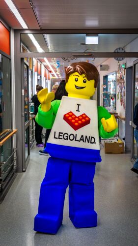 Zum Internationalen Kinderkrebstag am 15. Februar besucht das Team vom LEGOLAND Deutschland und dem PEPPA PIG Park das Kinderklinikum in Ulm.