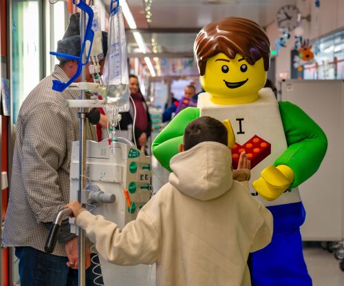 Zum Internationalen Kinderkrebstag am 15. Februar besucht das Team vom LEGOLAND Deutschland und dem PEPPA PIG Park das Kinderklinikum in Ulm und sorgt so für Abwechslung im Klinikalltag.