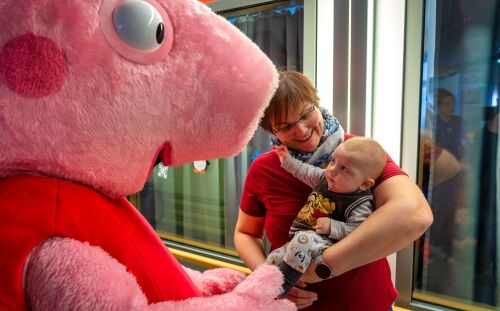 Der Besuch von Peppa Wutz vom PEPPA PIG Park im Kinderklinikum in Ulm zaubert den kleinen Patienten und seinen Angehörigen ein Lächeln ins Gesicht.