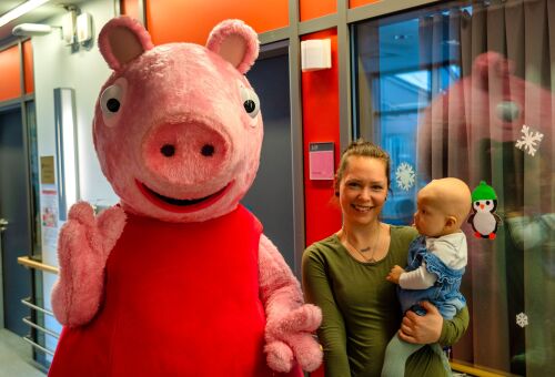 Der Besuch von Peppa Wutz vom PEPPA PIG Park im Kinderklinikum in Ulm zaubert den kleinen Patienten und seinen Angehörigen ein Lächeln ins Gesicht.