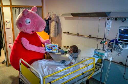Beim Besuch im Kinderklinikum in Ulm besucht Peppa Wutz alle Kinder und überreicht ihnen schöne Überraschungen.
