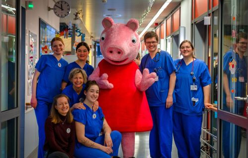 Durch die Unterstützung des engagierten Teams des Kinderklinikums in Ulm wird der Besuch von Peppa Wutz für die Kinder zu einem unvergesslichen Erlebnis.
