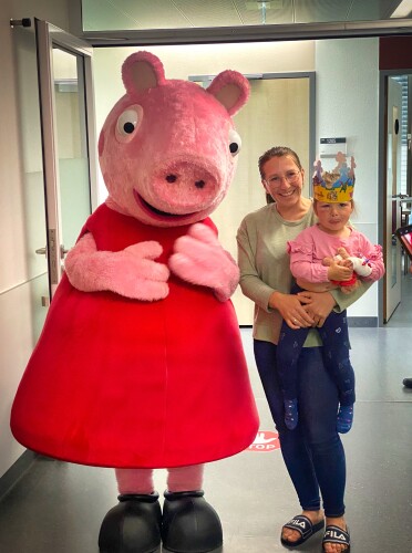 Peppa Pig schaute bei den jüngsten Patienten auf der pädiatrischen Station vorbei, um ausgelassen zu tanzen und den Kleinsten besondere Momente voller Lachen und Freude zu schenken.
