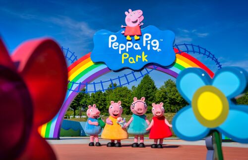 Doppeltes Glück im PEPPA PIG Park Günzburg: Der Park feiert seinen ersten Geburtstag vom 22.-25. Mai und Familie Wutz freut sich über Baby Evie, die am 20. Mai geboren wurde.
