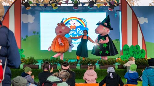 Der Höhepunkt von "Peppas Halloween-Party" im PEPPA PIG Park Günzburg ist die Weltpremiere der neuen Bühnenshow "Peppa Wutz geht auf Geisterjagd" - die erste und einzige Halloween-Live-Show mit Peppa Wutz weltweit.