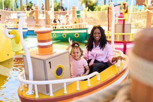Im PEPPA PIG Park Günzburg, der speziell für Vorschulkinder und ihre Familien gemacht ist, gibt es kindgerechte Shows, Begegnungen mit Peppa und ihrer Familie, Fahrattraktionen für die Kleinsten sowie den beliebten Matschepfützen Wasserspielplatz.