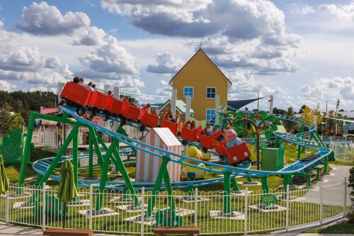 Im PEPPA PIG Park können Vorschulkinder mit der Pappa Wutz Achterbahn ihre ersten Freizeitparkerfahrungen sammeln.
