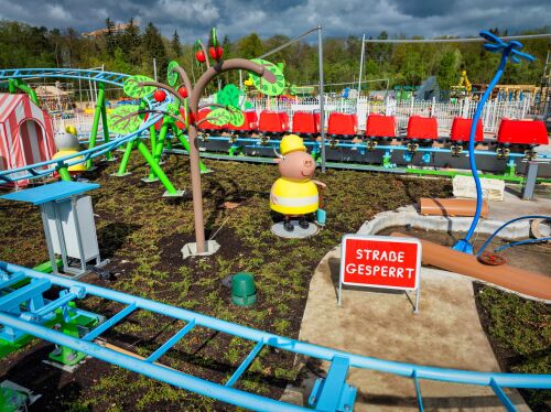 Im PEPPA PIG Park Günzburg können Vorschulkinder mit der Papa Wutz Achterbahn ihre ersten Freizeitparkerfahrungen sammeln und sich auf eine Fahrt im geliebten roten Auto freuen.