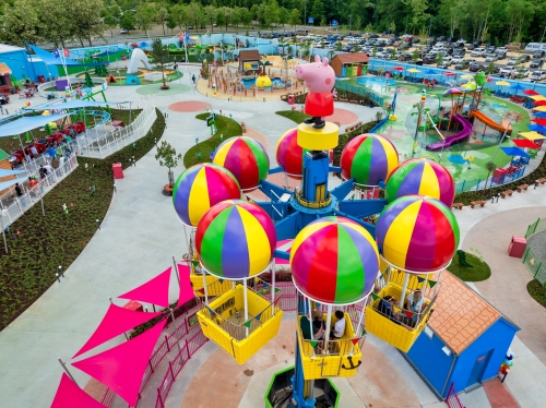 In Peppas Ballonfahrt können die Besucher den neuen PEPPA PIG Park bei Günzburg von oben überblicken.